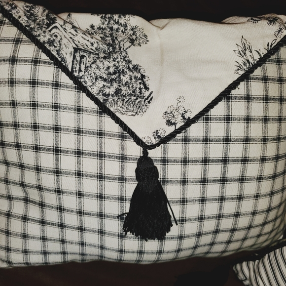 3 piece vintage style tassel pillow set - Picture 2 of 4